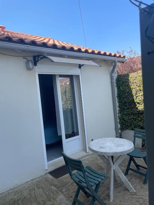 Charmant Appartement Avec Parking Privee Buxerolles Exterior foto